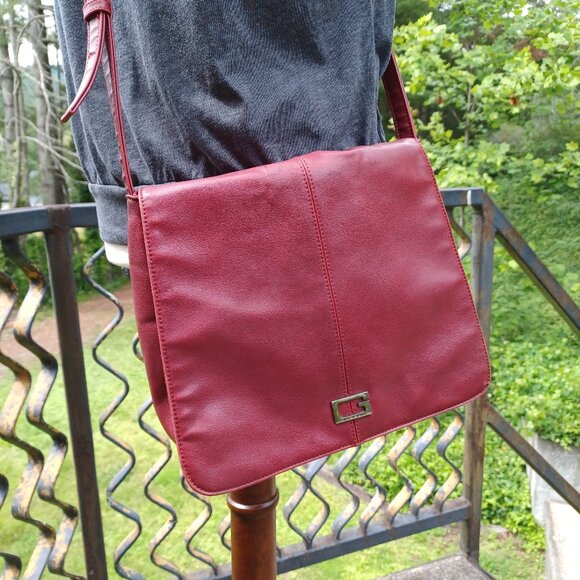 Vintage GUESS Burgundy Red Crossbody Messenger Style Bag - Picture 1 of 11